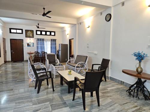 uma sala com mesas e cadeiras e uma sala de jantar em Bhaskar Homestay - The Bungalow em Dibrugarh