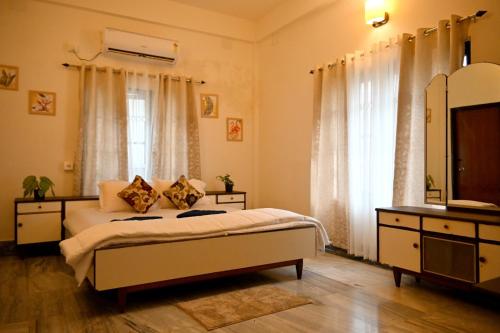 um quarto com uma cama grande e uma televisão em Bhaskar Homestay - The Bungalow em Dibrugarh
