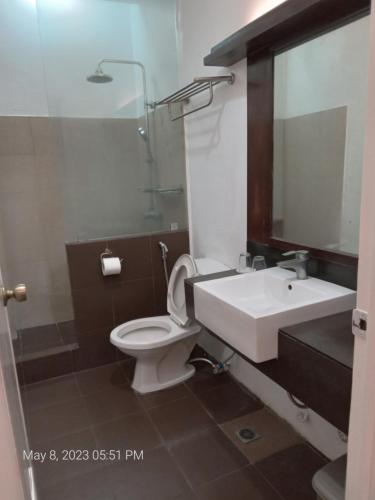 ドゥマゲテにあるDumaguete Seafront Hotelのバスルーム(白いトイレ、シンク付)