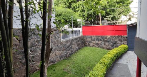 Zahrada ubytování Habitaciones privadas con baño propio en una zona segura y céntrica de Guadalajara.