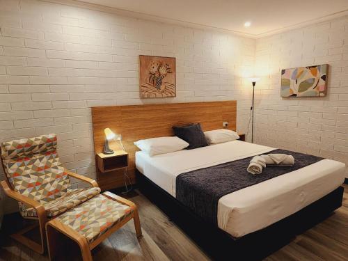 מיטה או מיטות בחדר ב-Katherine Motel