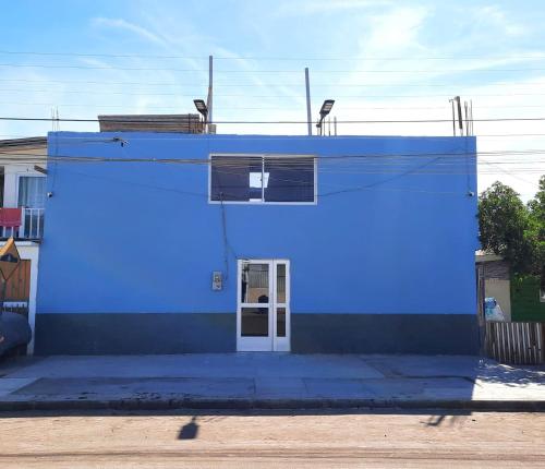 un gran edificio azul con una puerta blanca en Residencial SOL NACIENTE, en Pozo Almonte