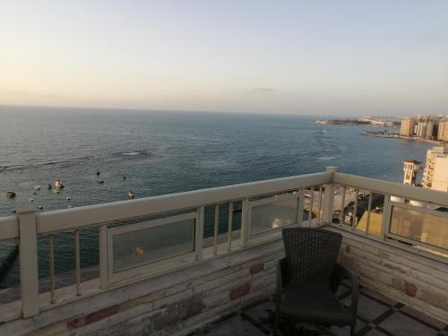 アレクサンドリアにあるشقه فى ميامى بالاسكندريه مطله على البحرの建物のバルコニーから海の景色を望めます。