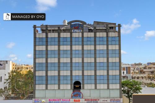 un edificio alto con un reloj encima en Super Townhouse Oak N7 Elite, en Hyderabad