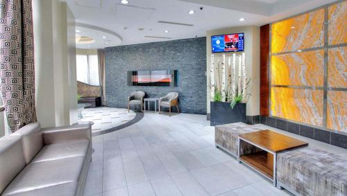 a lobby with a waiting room with a couch and a table at PlanURstay - 310 Burnhamthorpe Road West in Mississauga