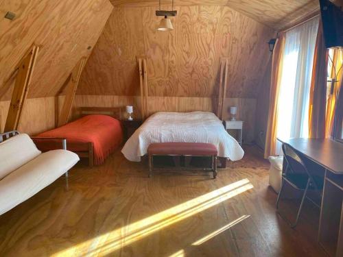 een slaapkamer met 2 bedden op een zolder bij Depto. interior 1 ambiente acceso independiente in San Pedro de la Paz