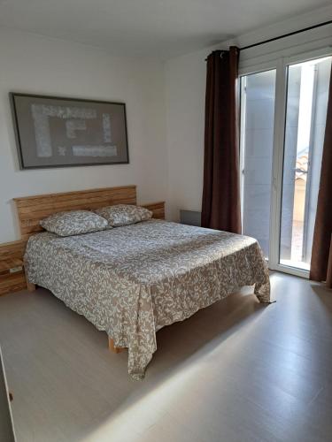 une chambre avec un lit et une grande fenêtre dans l'établissement VillaPapyrusToulon, à Toulon