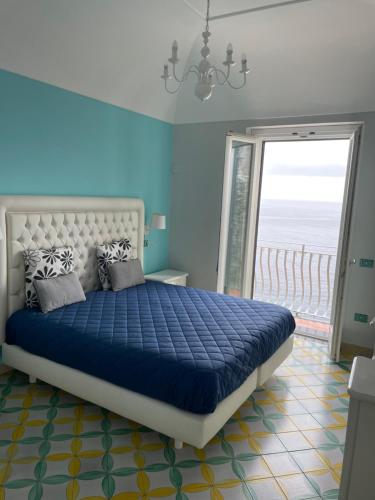アマルフィにあるApartments Amalfi Design Sea View accessible by 250 stepsのベッドルーム1室(ベッド1台、大きな窓付)