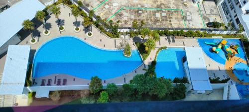 einen Blick über den Pool eines Resorts in der Unterkunft SAZ Guesthouse in Semenyih