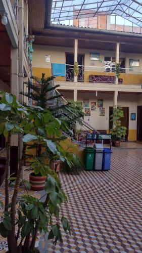 un edificio con una planta en medio de un patio en hotel valparaiso, en Ipiales