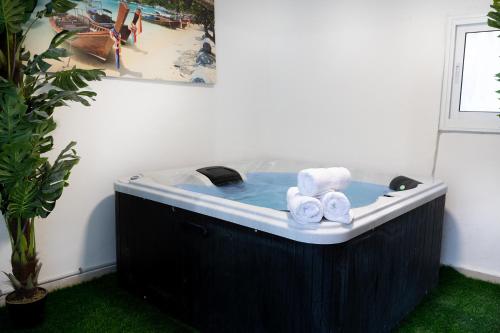 bañera con 2 toallas enrolladas en Moses Luxury Vacation Homes הבית בכ"ה, en Safed