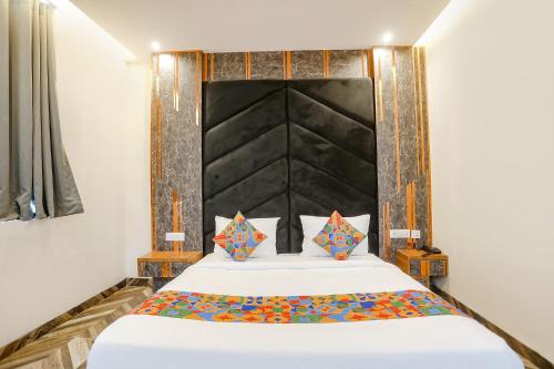 Un dormitorio con una cama grande con cabecero negro. en FabHotel Royale 116, en Noida