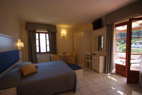 1 dormitorio con 1 cama y 1 habitación con balcón en Hotel da Giacomino en SantʼAndrea