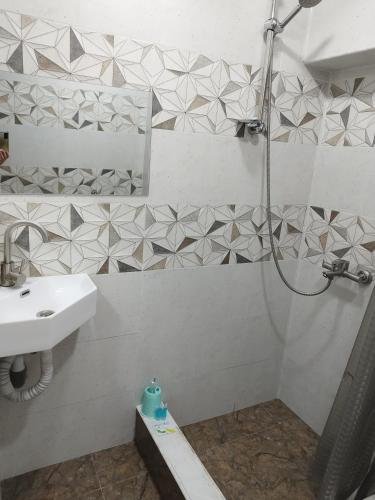y baño con ducha y lavamanos. en Отличная квартира в центре Ванадзора, en Vanadzor