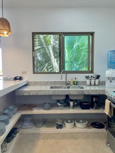 a kitchen with a sink and a window at Departamento El Cardumen in Chicxulub