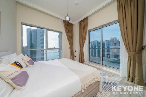 Postel nebo postele na pokoji v ubytování Contemporary Two Bedroom with Full Marina View