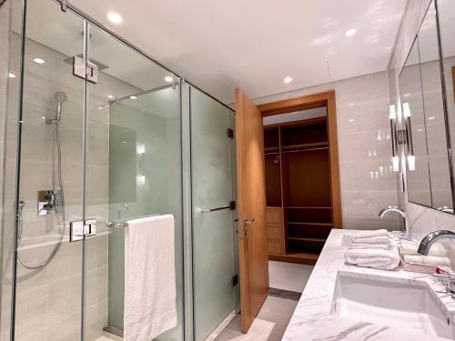 y baño con ducha y lavamanos. en Luxurious 3 Bedroom Apartment with Burj Khalifa & Fountain View by Luxstay Holiday Homes, en Dubái