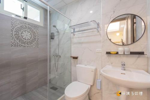 a bathroom with a toilet and a sink and a shower at Muguang Elevator Homestay in Wa-li-t'a-she