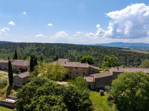 - une vue aérienne sur un village italien avec des arbres dans l'établissement Il Granaio, à Castellina in Chianti