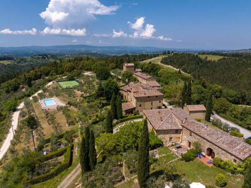 Vue aérienne d'une maison sur une colline arborée dans l'établissement Il Granaio, à Castellina in Chianti