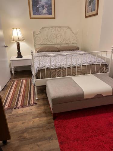 - une chambre avec un lit et un tapis rouge dans l'établissement Furnished and Cozy, à Surrey