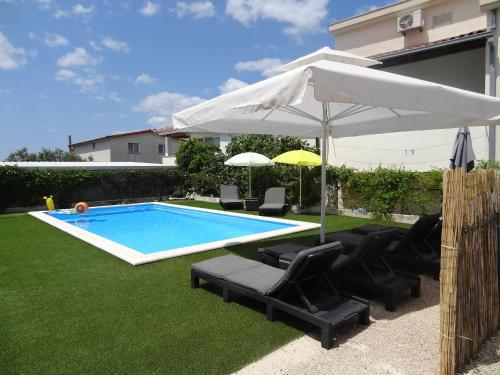 Bazén v ubytování Modern island apartment with pool 80 meters from the sea A nebo v jeho okolí