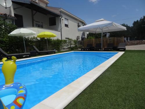 Ilsad apartments - Apartment with pool 80 meters from sea - Great locationの敷地内または近くにあるプール