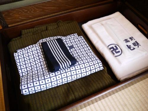 a box with two towels and a napkin at 宿坊　光明院 in Koyasan