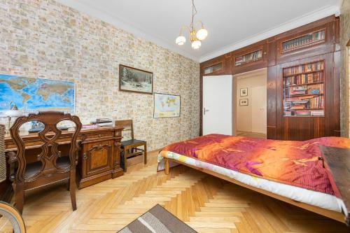 een slaapkamer met een bureau en een bed in een kamer bij Elegance in the Heart of Tallinn - 150 m2 luxurious apartment with 4 large bedrooms! in Tallinn