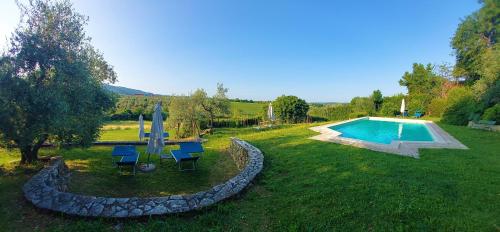 vista aerea su un cortile con piscina di Le Civette Country Resort a Bagno a Ripoli