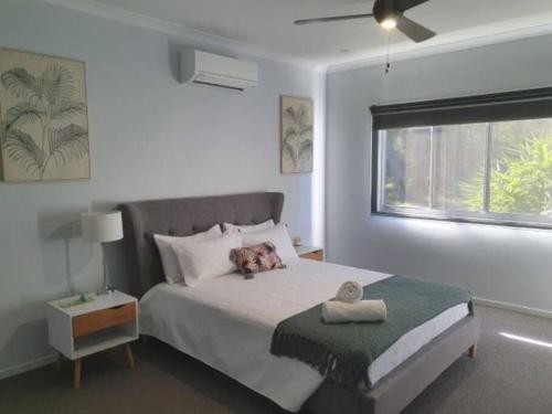 OffShore Holiday House on Acreageにあるベッド