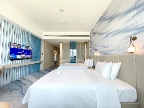 Una cama o camas en una habitación de White Swan VYV Hotel, Foshan