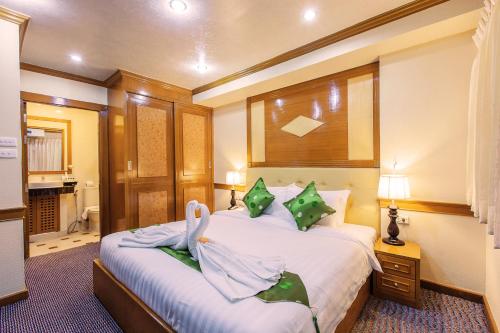 מיטה או מיטות בחדר ב-Varindavan Park Serviced Residence
