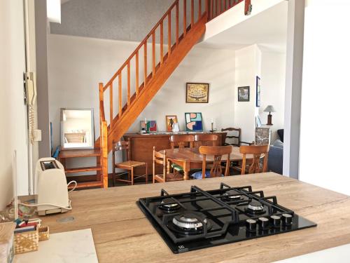 Il comprend une cuisine et un salon avec une cuisinière. dans l'établissement Desiree Arago 400m de la Plage, à Les Sables-dʼOlonne