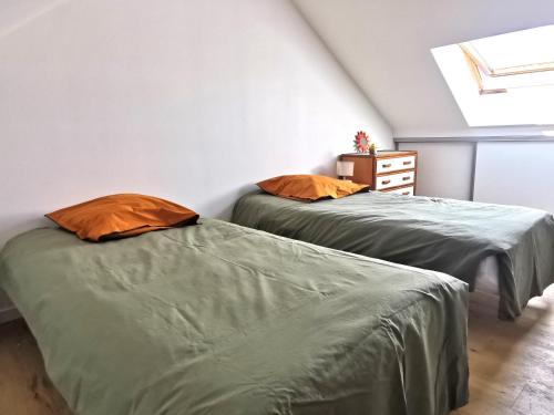 deux lits côte à côte dans une pièce dans l'établissement Desiree Arago 400m de la Plage, à Les Sables-dʼOlonne