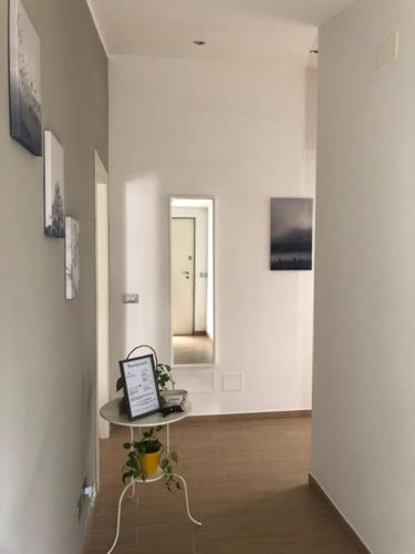 a hallway with a table with a laptop on it at Casa ideale per la tua vacanza in Pescara