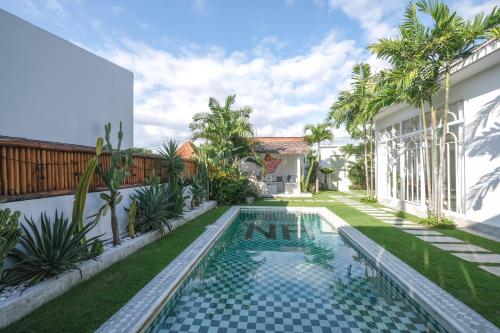 a courtyard with a swimming pool in a house at No Rush Villas in Canggu