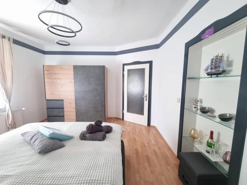 Un dormitorio con una cama con un osito de peluche. en Ferienwohnung *Zur Weinbergstraße*, en Lauta
