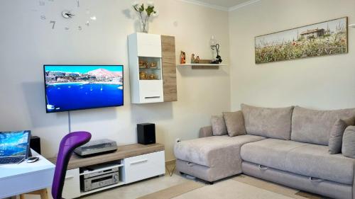 Televisyen dan/atau pusat hiburan di GreenHill-1 Sutomore Apartm