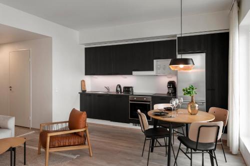 uma cozinha e sala de jantar com mesa e cadeiras em Bright two-room apartment near the centre em Tampere
