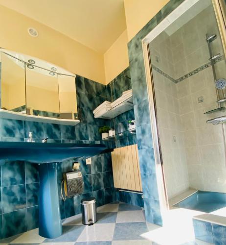 bagno con doccia e lavandino di Chez Maria a Pontorson