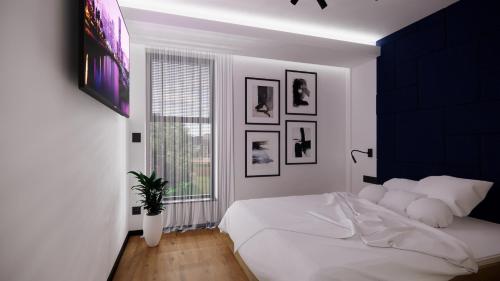 1 dormitorio con cama blanca y ventana en RestPark, en Kielce