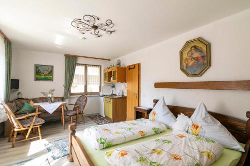 1 dormitorio con 1 cama y sala de estar en Gästehaus Aschauer, en Schneizlreuth