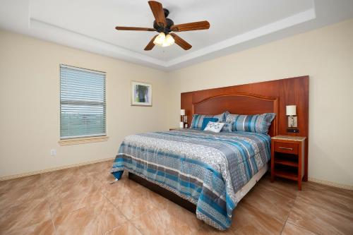 1 dormitorio con 1 cama y ventilador de techo en Hummingbird Haven 3 with Patio, en Pharr