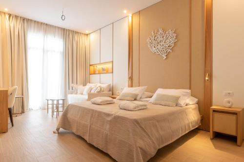 una camera con un grande letto di The 12th City Hotel a Città di Rodi
