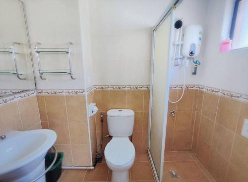 ein Bad mit einem WC, einer Dusche und einem Waschbecken in der Unterkunft Borneo Peak - Marina Court Seaview Condominium in Kota Kinabalu
