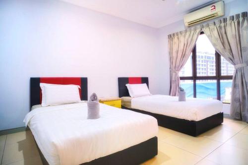1 Schlafzimmer mit 2 Betten und einem Fenster in der Unterkunft Borneo Peak - Marina Court Seaview Condominium in Kota Kinabalu