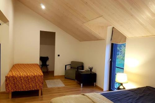 ein Schlafzimmer mit einem Bett, einem Stuhl und einem Fenster in der Unterkunft Hõbekala Guesthouse in Kalana