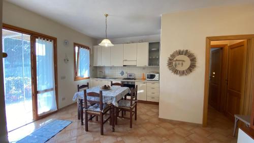 a kitchen and dining room with a table and chairs at Villetta di Rosa in Procchio
