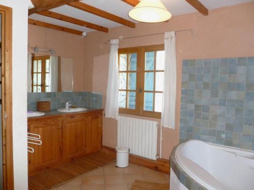 une salle de bain avec une baignoire et un lavabo dans l'établissement Campagne de Pré Grand, à Saint-Étienne-les-Orgues